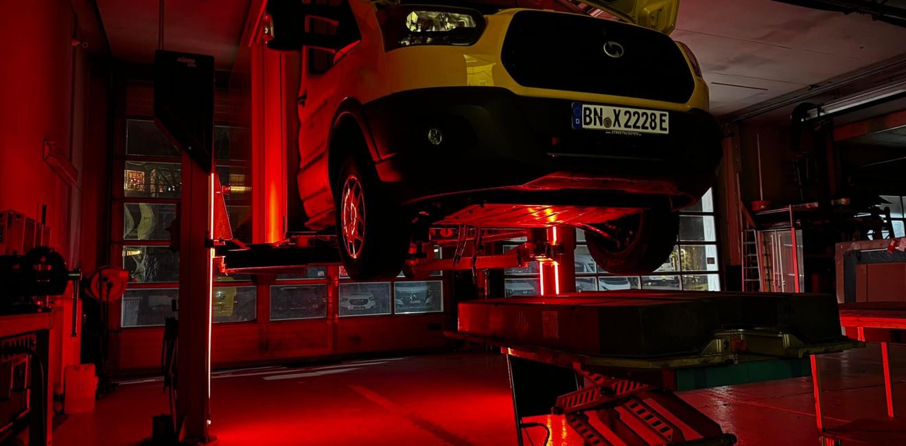 Achtung Arbeiten an der Hochvolt Batterie!