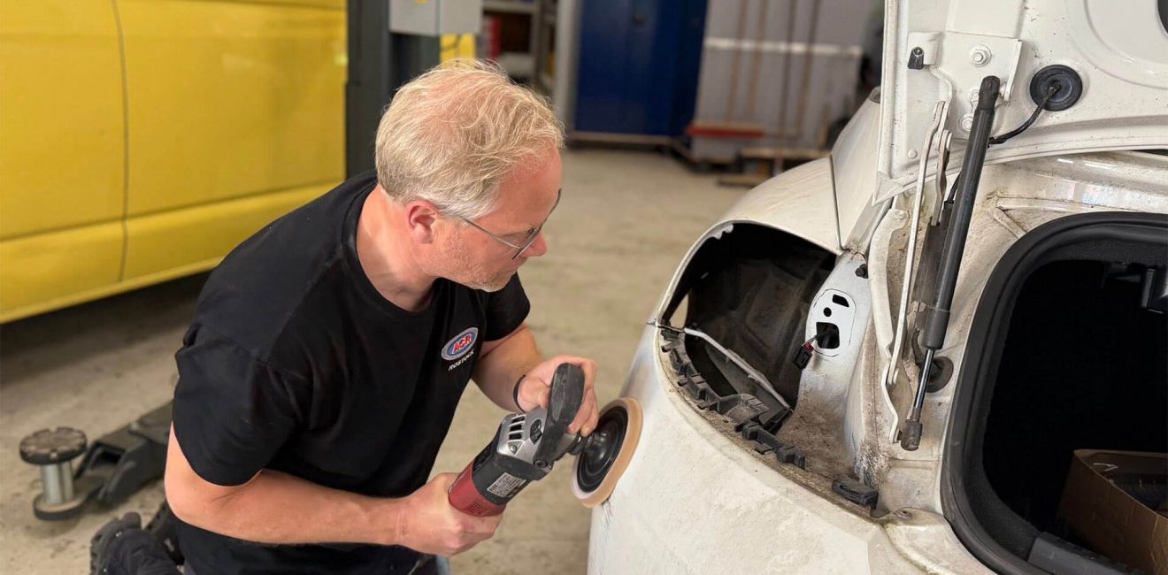 Man at Work: Unfallinstandsetzung nach Einparkschaden.