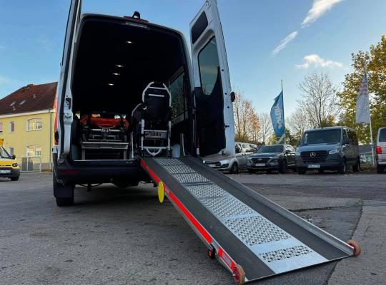 2023 Mercedes Sprinter mit Laderampe