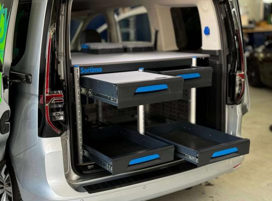 Arbeitsplatz im Heck mit viel Stauraum für die Prüfgeräte