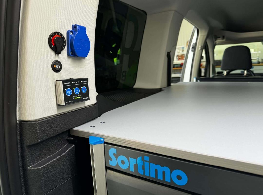 Arbeitsbeleuchtung, Steckdosen und Schalter sind leicht zu erreichen