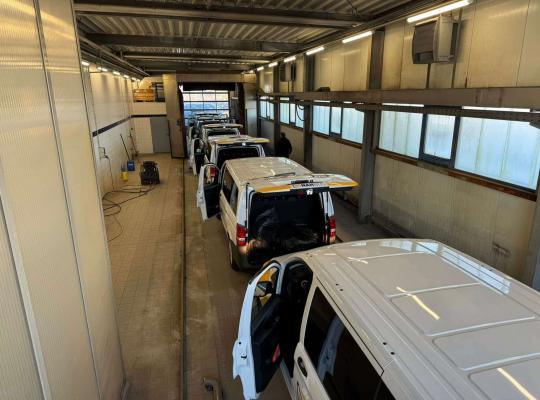 Gleich 12 Fahrzeuge wurden an einem Tag mit Taxialarm ausgestattet