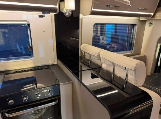 Wohnmobil Küche mit versenkter Hebevorrichtung für die Kaffeemaschine