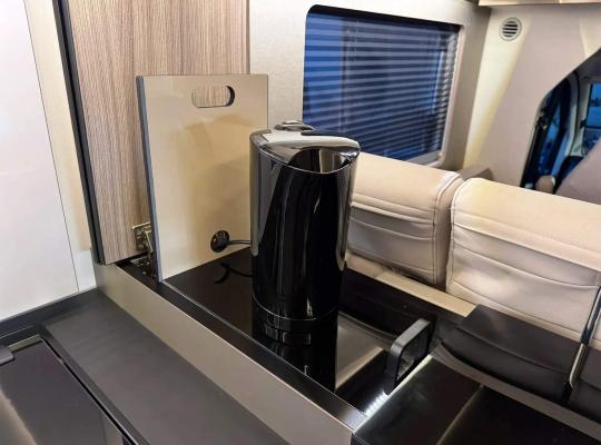 Wie aus einem Guss. Versenkbare Abstellmöglichkeit in der Wohnmobil Küche von ACR Rostock