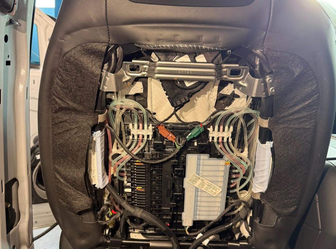 Fahrersitz Cadillac, austauschen der Airbags.