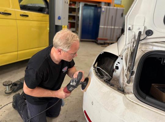 Man at Work: Unfallinstandsetzung nach Einpark-Schaden.