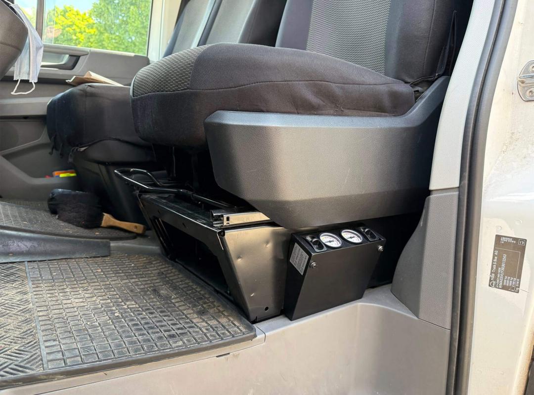 Sonderbau: Alu-Verkleidung für die Bedienung der Luftfeder.