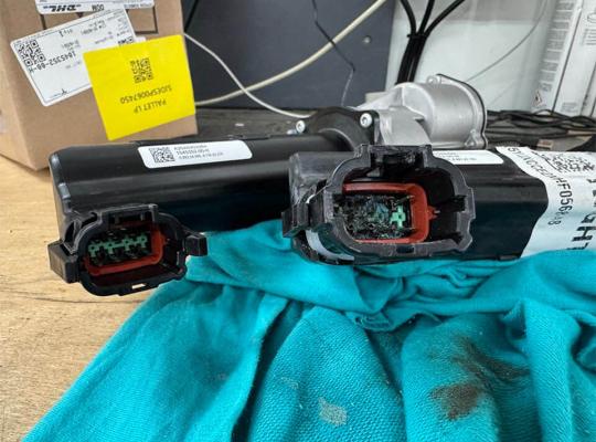 Tesla Modell X, instandsetzen der Türantriebe vorne.