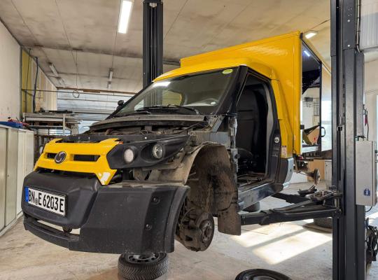 Streetscooter instandsetzen. Täglicher Einsatz auf jedem Untergrund erfordert umfängliche Wartungen.