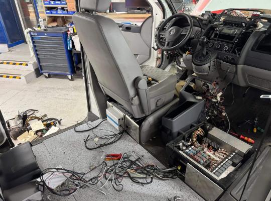 Kabelsanierung XXL. Herstellen des Urzustandes eines Notarzt-Einsatzfahrzeuges.