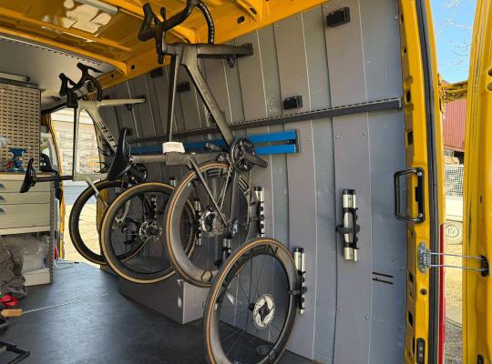 Gleich 9 Bikes können auf der rechten Seite angehängt werden! Ladungssicherung mit Sortimo von ACR Rostock